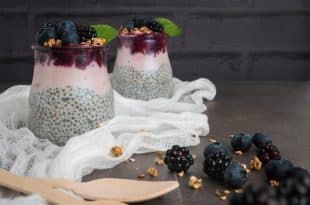 Rezept für einen Mandel-Blaubeer-Chia-Pudding