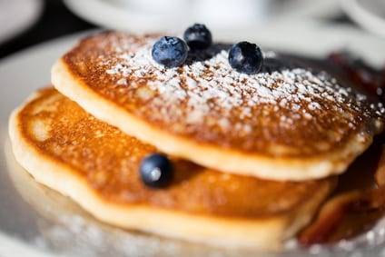 Rezept für glutenfreie Blaubeer-Buttermilch-Pancakes ohne Zucker
