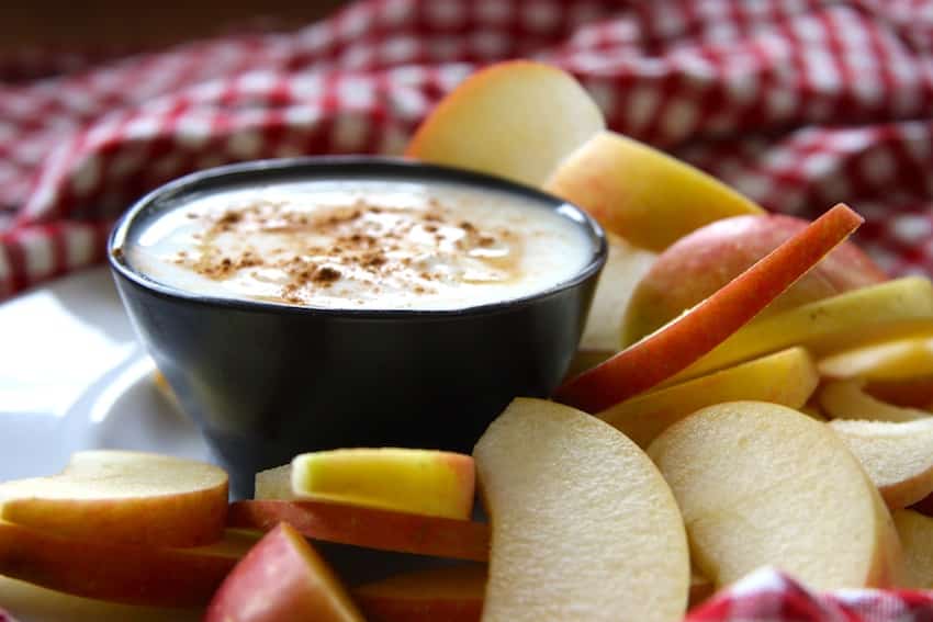 Apfelspalten mit Zimt-Joghurt-Dip