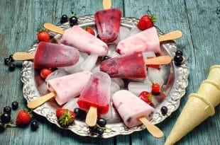 Beeren-Popsicles ohne Zucker